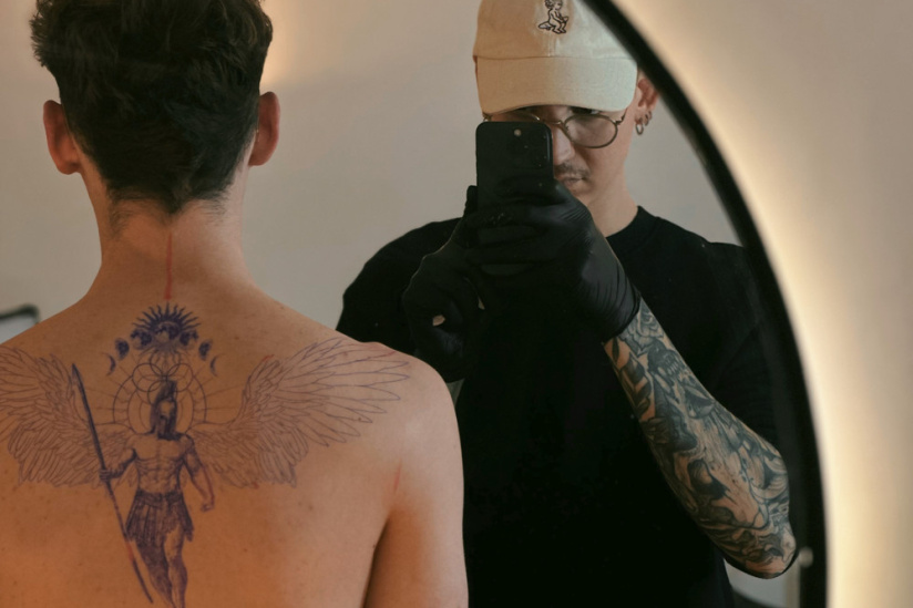 Leandro Muniz: projets de tatouage sur-mesure en micro-réalisme et blackwork à Paris