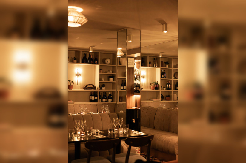 Salle du restaurant Madie Paris 8 et sa bibliothèque de vins