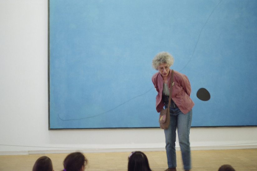 Lettres du quotidien : exposition de Malak et Mona Varichon  - Mona Varichon,  Maman avec un groupe devant Miró, Centre Georges Pompidou, 75004 Paris, Juin 2013 , 2013