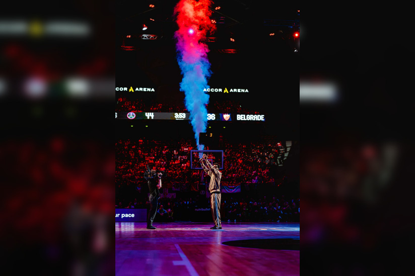 Show d'avant-match spectaculaire avec un speaker sur le terrain et une impressionnante colonne de fumée lumineuse pour le match contre Belgrade.