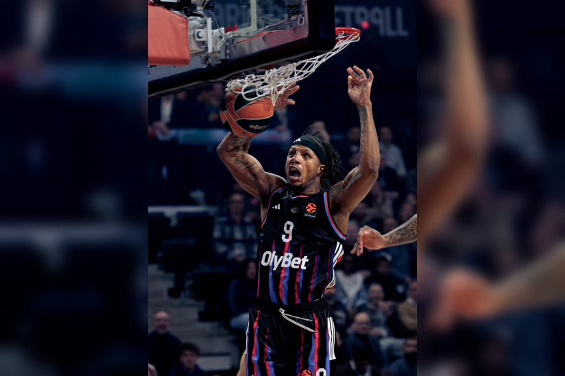 Dunk spectaculaire d'un joueur du Paris Basketball, suspendu à l'arceau du panier lors d'une rencontre d'EuroLeague.