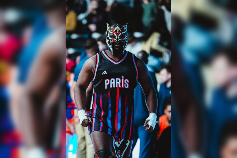Un catcheur assurant le show lors des animations spectaculaires du Paris Basketball à l'Adidas Arena.