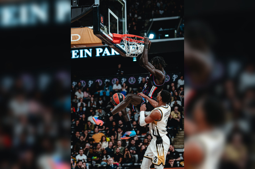 Un dunk puissant et ravageur de Mohamed Faye pour le Paris Basketball lors du derby d'EuroLeague face à l'ASVEL.