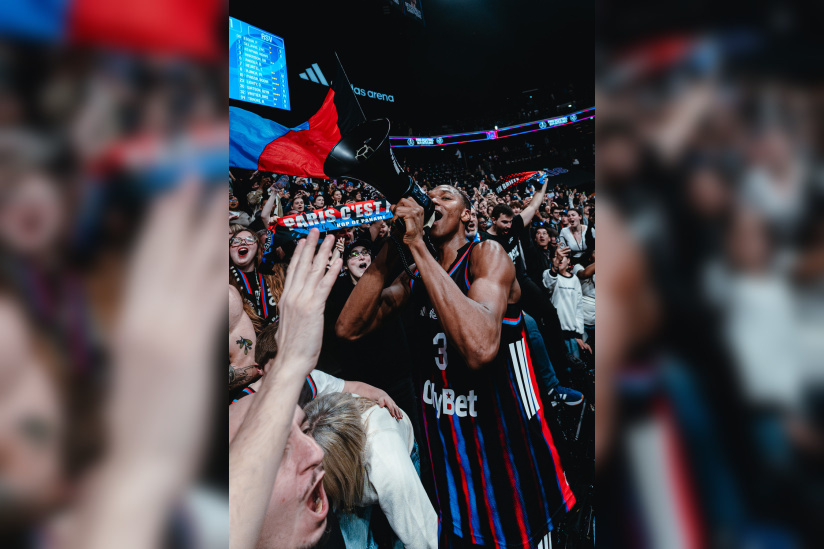 Communion intense entre les joueurs du Paris Basketball et leurs supporters après une victoire à domicile à l'Adidas Arena.