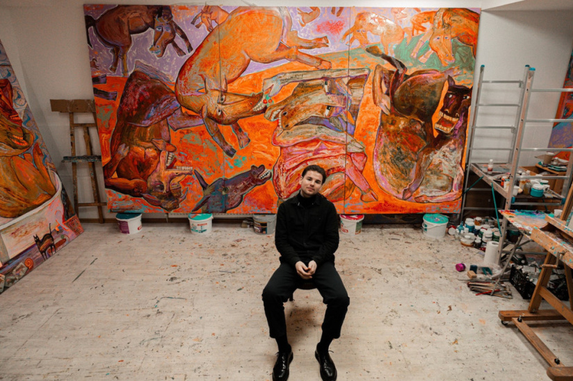 À Paris, Yoyo Maeght dévoile son nouveau coup de cœur artistique : le peintre Sergiu Ciochina. 