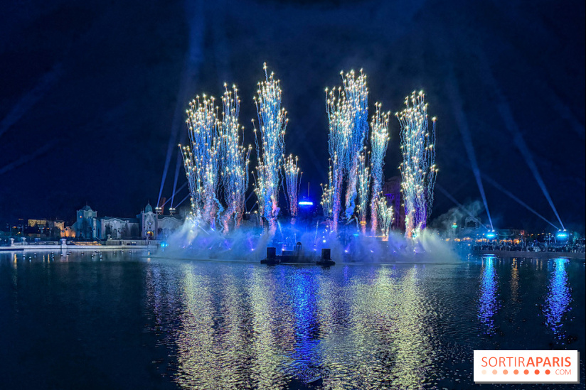 Disneyland Paris : Disney Cascade of Lights, le spectacle nocturne sur Adventure Bay