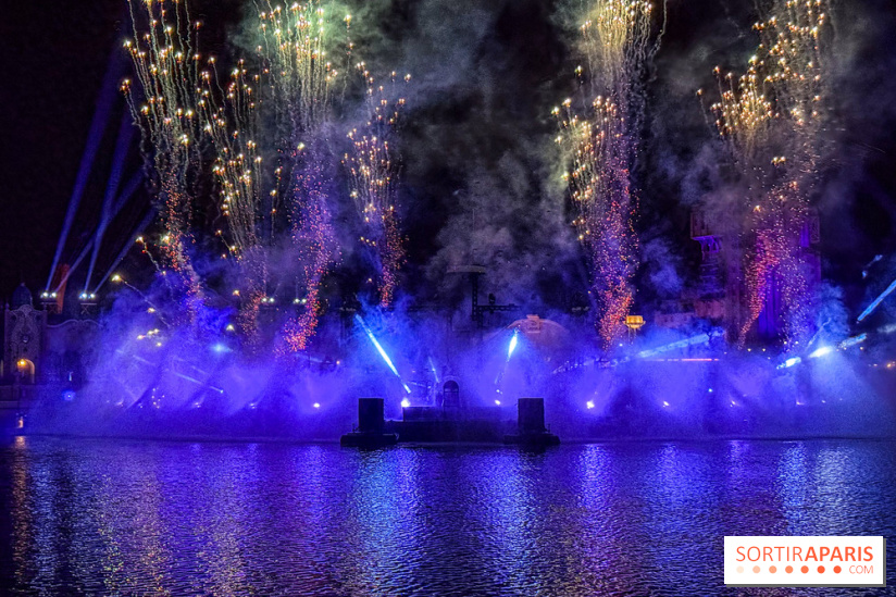 Disneyland Paris : Disney Cascade of Lights, le spectacle nocturne sur Adventure Bay