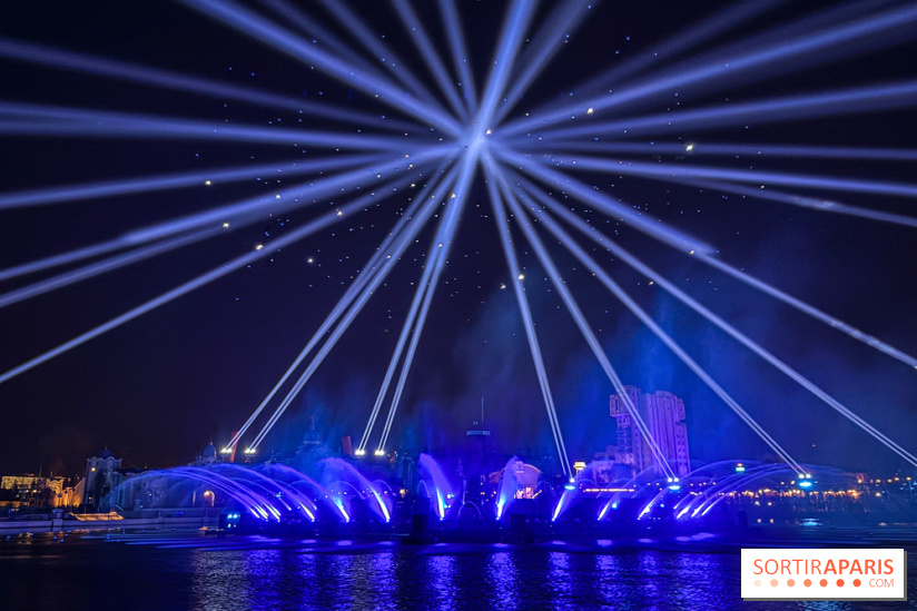 Disneyland Paris : Disney Cascade of Lights, le spectacle nocturne sur Adventure Bay