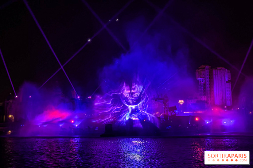 Disneyland Paris : Disney Cascade of Lights, le spectacle nocturne sur Adventure Bay