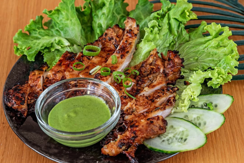 SEP LAÏ à Paris : aperçu des spécialités laotiennes proposées à la carte - Succombez aux délices croustillants de notre Ping Kai ! 🍗✨ Ce plat iconique dévoile le mariage 