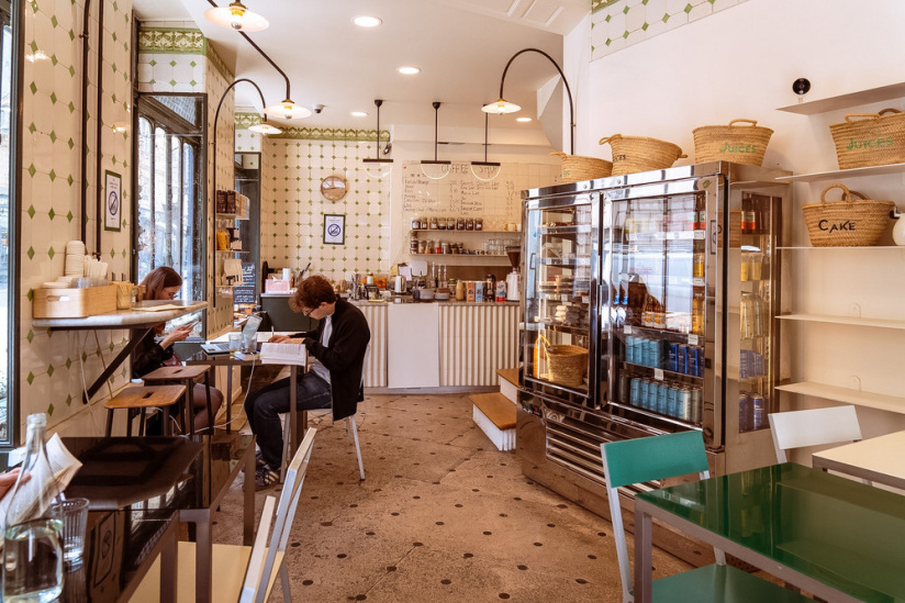 Le Pont Traversé, le coffee shop L'exposition en plein air de Yann Arthus Bertrand a été saccagée par les supporters ce mercredi soir, l'artiste a lancé un appel à l'aide 👉https://sortiraparis.com/r/ajypUfeN gluten se réinvente - salle