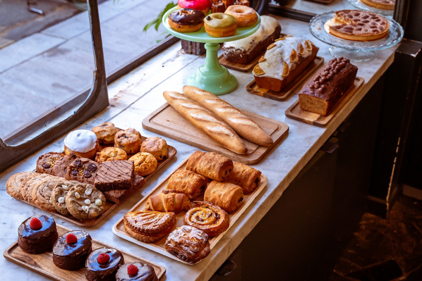 Le Pont Traversé, le coffee shop L'exposition en plein air de Yann Arthus Bertrand a été saccagée par les supporters ce mercredi soir, l'artiste a lancé un appel à l'aide 👉https://sortiraparis.com/r/ajypUfeN gluten se réinvente - gâteaux