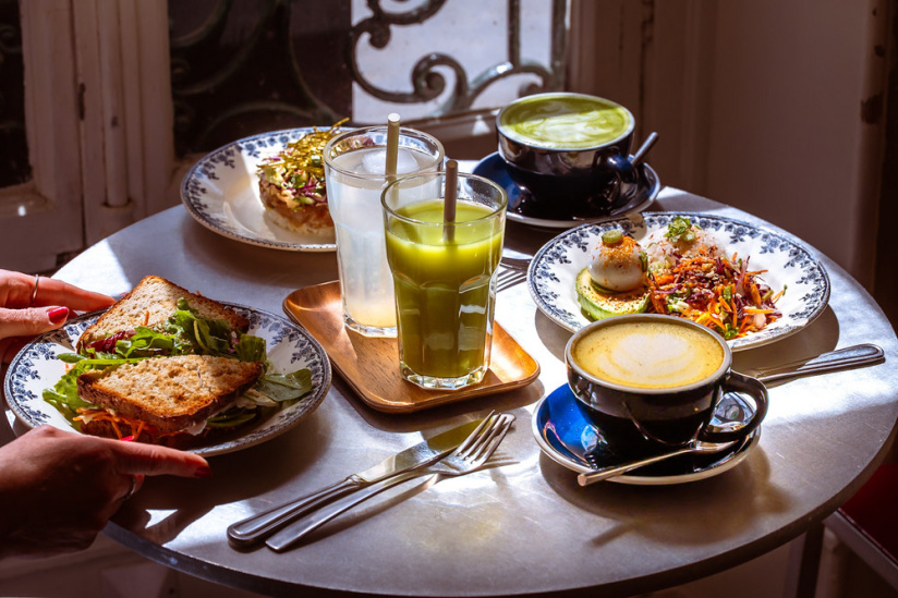 Le Pont Traversé, le coffee shop L'exposition en plein air de Yann Arthus Bertrand a été saccagée par les supporters ce mercredi soir, l'artiste a lancé un appel à l'aide 👉https://sortiraparis.com/r/ajypUfeN gluten se réinvente - table