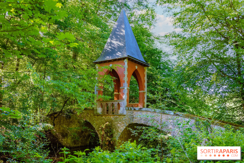 La réserve Naturelle des Etangs de Bonnelles, son pont kiosque, temple de l'amour et ses trésors
