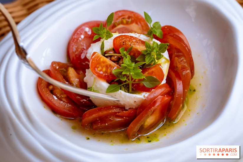 La terrasse jardin du Sax Hotel avec piscine - tomate burrratas