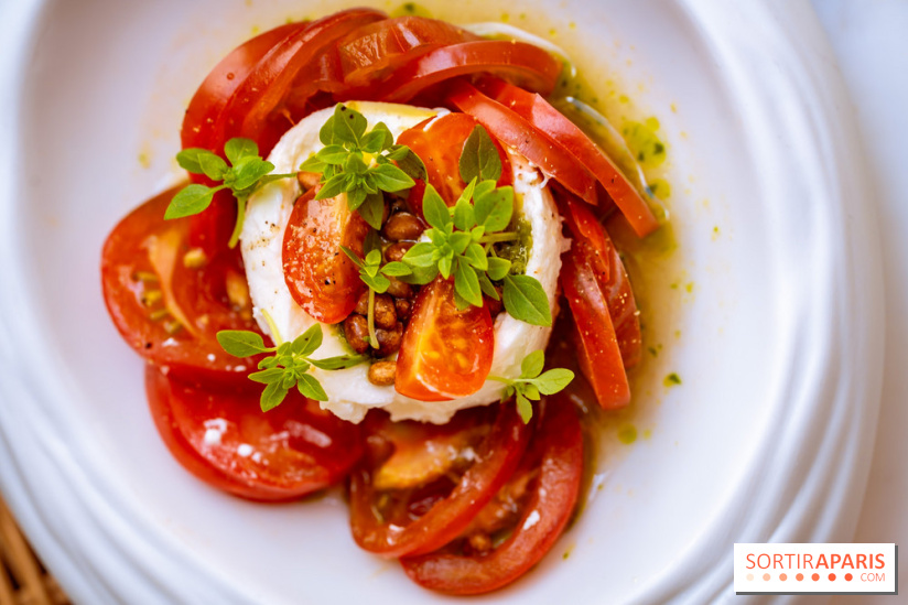 La terrasse jardin du Sax Hotel avec piscine - tomate burrata
