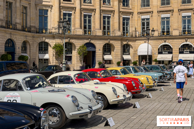 Le Rallye des Princesses expose ses voitures de collection sur la Place Vendôme