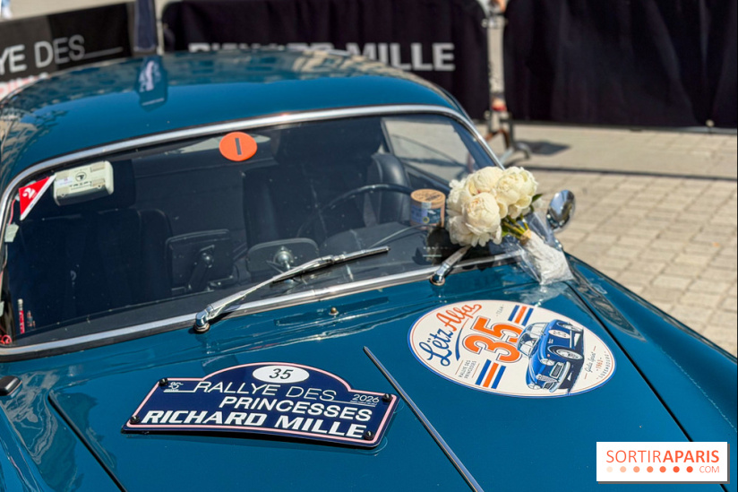 Le Rallye des Princesses expose ses voitures de collection sur la Place Vendôme