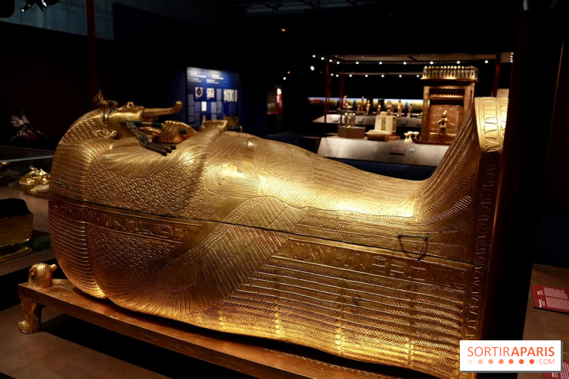 Le sarcophage illuminé dans l’exposition Toutânkhamon - Toutankhamon : son tombeau et ses trésors
