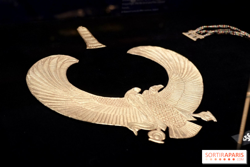 Un pectoral ailé dans l’exposition Toutânkhamon - Toutankhamon : son tombeau et ses trésors