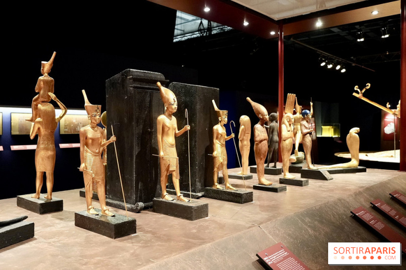 Chars et statues dans l’exposition Toutânkhamon - Toutankhamon : son tombeau et ses trésors