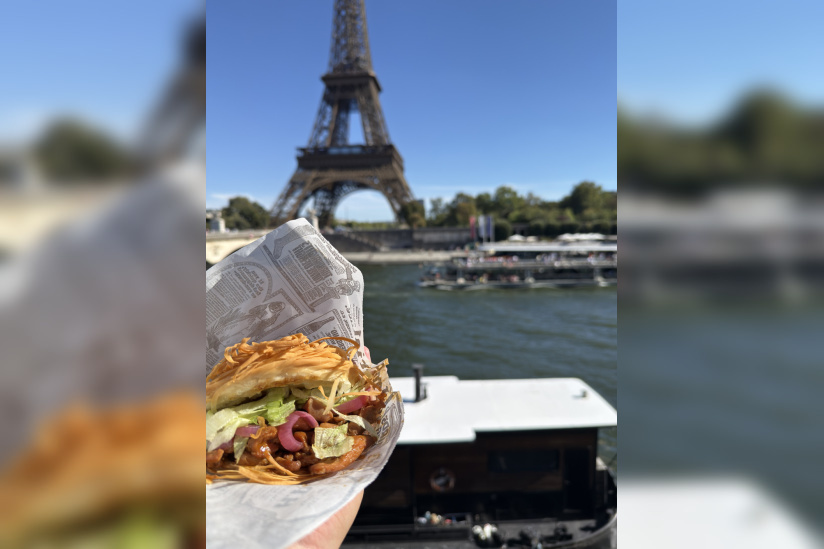 Un sandwich Mo face à la tour Eiffel