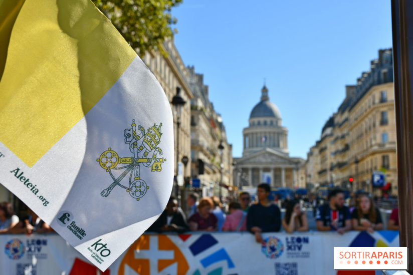 EN Images : le passage du pape Léon XIV en papamobile à Paris