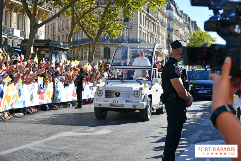 EN Images : le passage du pape Léon XIV en papamobile à Paris