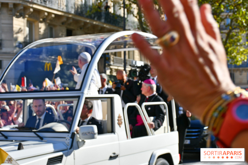 EN Images : le passage du pape Léon XIV en papamobile à Paris