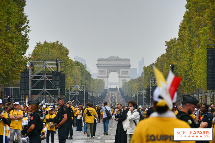 En images : la messe géante sur les Champs-Elysées du Pape Léon XIV