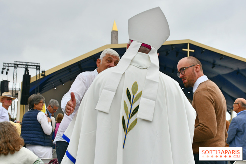 En images : la messe géante sur les Champs-Elysées du Pape Léon XIV