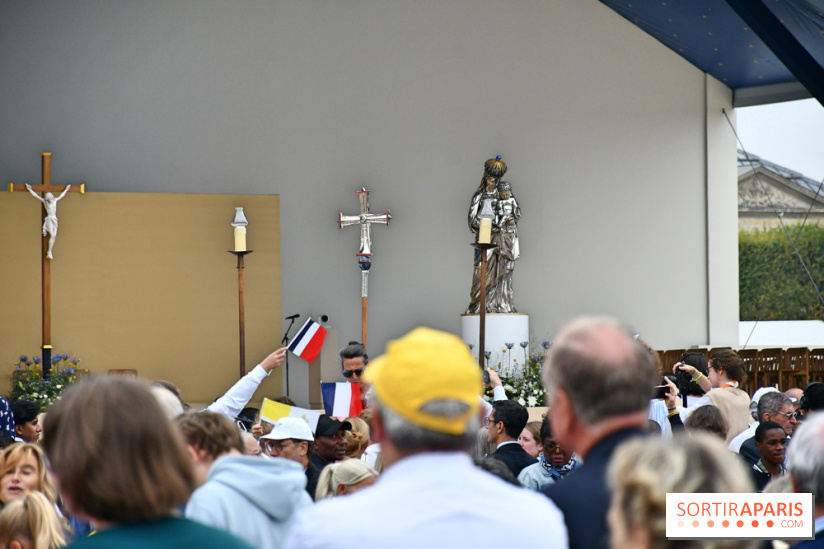 En images : la messe géante sur les Champs-Elysées du Pape Léon XIV