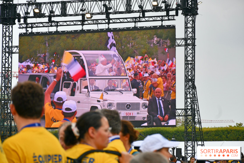 En images : la messe géante sur les Champs-Elysées du Pape Léon XIV