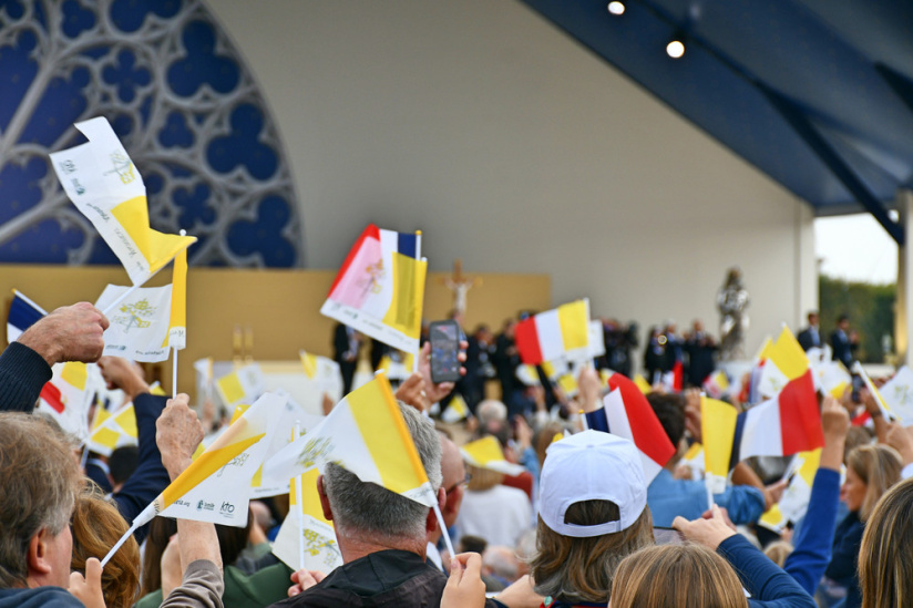 En images : la messe géante sur les Champs-Elysées du Pape Léon XIV