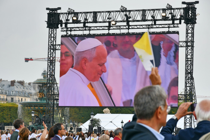 En images : la messe géante sur les Champs-Elysées du Pape Léon XIV