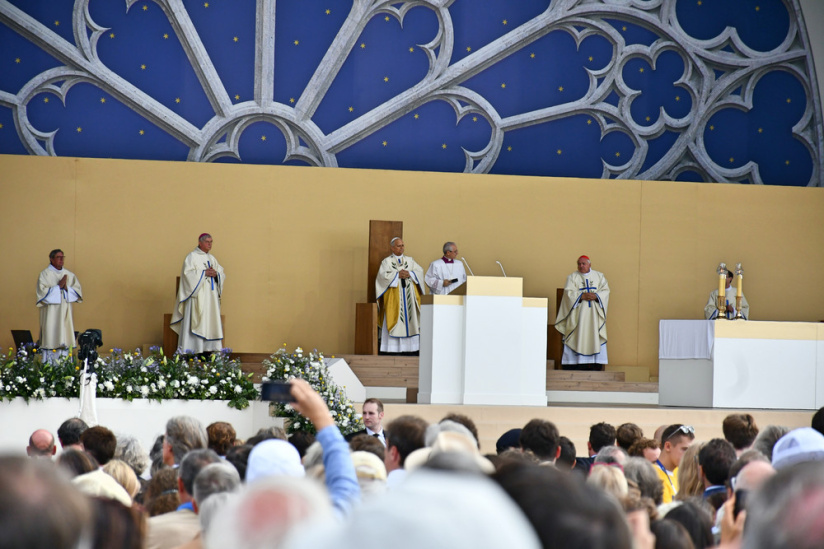 En images : la messe géante sur les Champs-Elysées du Pape Léon XIV