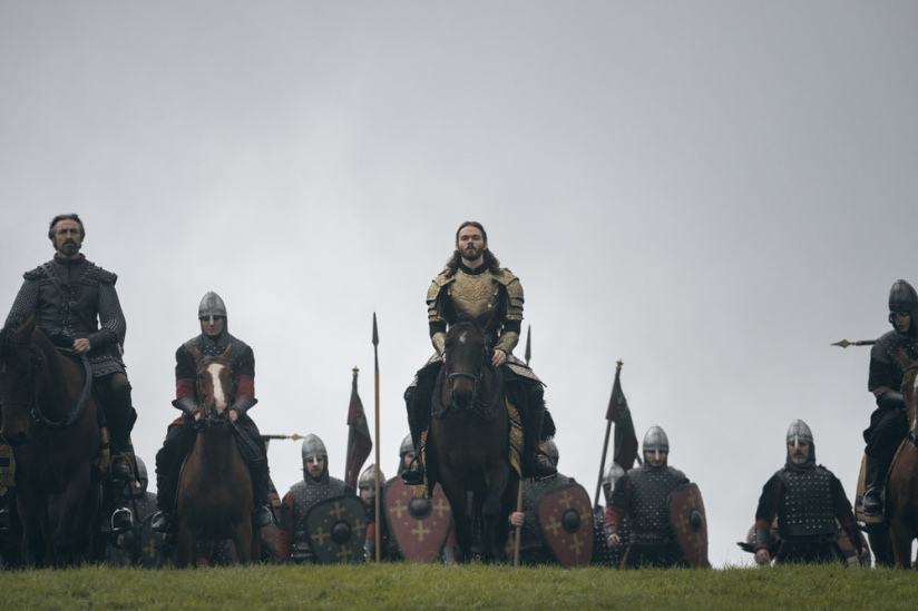 Bloodaxe - Chevalier en armure dorée au centre d'une formation de guerriers montés