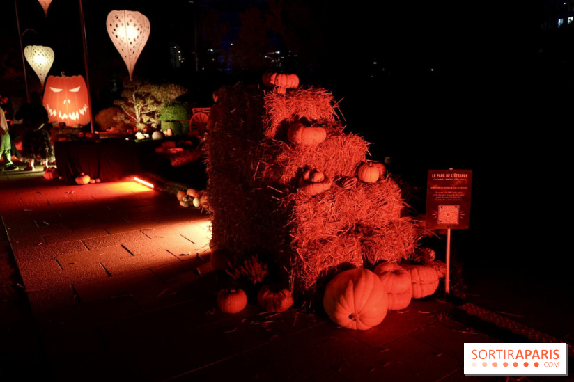 Parc de l'Étrange 2026 : Pyramide de foin et citrouilles dans un décor d’Halloween nocturne