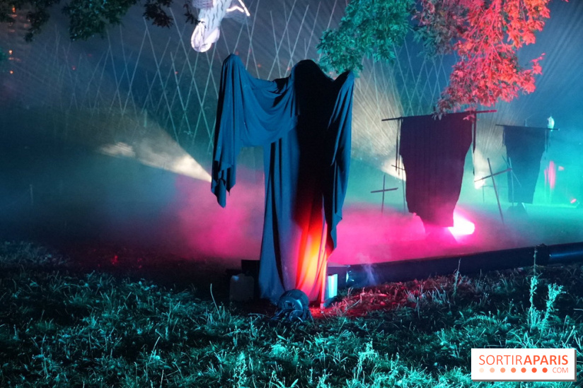 Parc de l'Étrange 2026 : Silhouette drapée et installation lumineuse dans un paysage nocturne