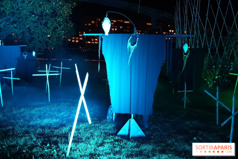 Parc de l'Étrange 2026 : Figure enveloppée dans une tenture bleue au parc nocturne