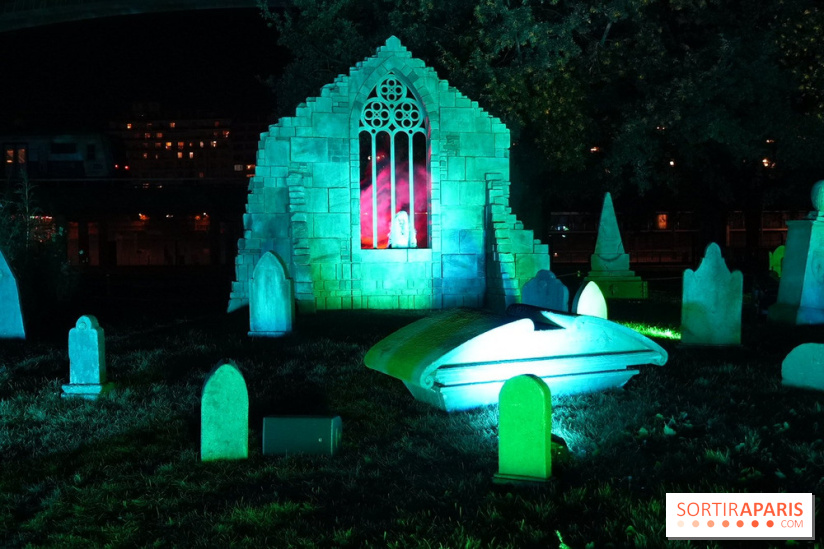 Parc de l'Étrange 2026 : Fenêtre gothique illuminée dans un cimetière nocturne
