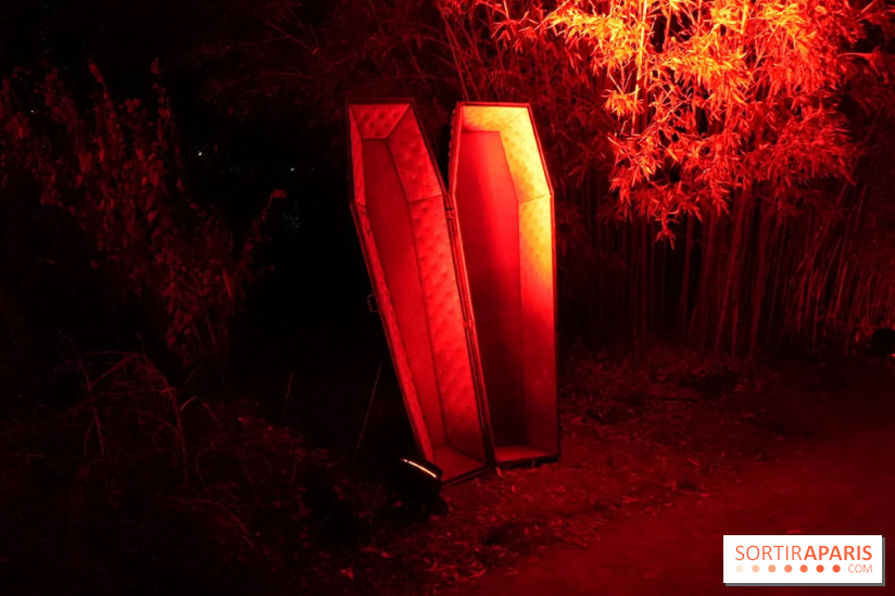 Parc de l'Étrange 2026 : Cercueil lumineux rouges dans le parc
