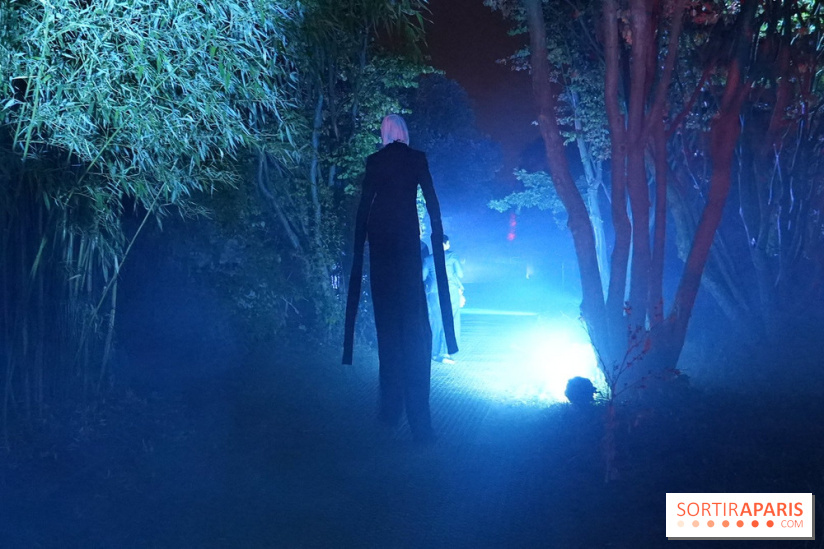 Parc de l'Étrange 2026 : Silhouette mystérieuse sur le chemin du parc
