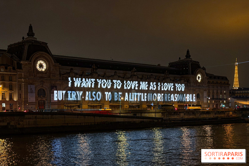 ÉCLAIRÉ par Jenny Holzer, projection lumineuse sur la façade du musée d'Orsay