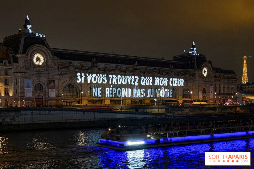 ÉCLAIRÉ par Jenny Holzer, projection lumineuse sur la façade du musée d'Orsay