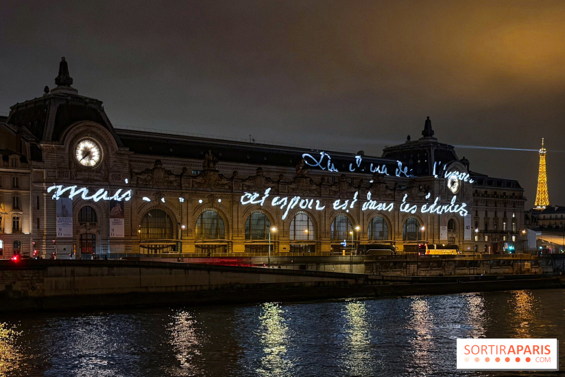 ÉCLAIRÉ par Jenny Holzer, projection lumineuse sur la façade du musée d'Orsay