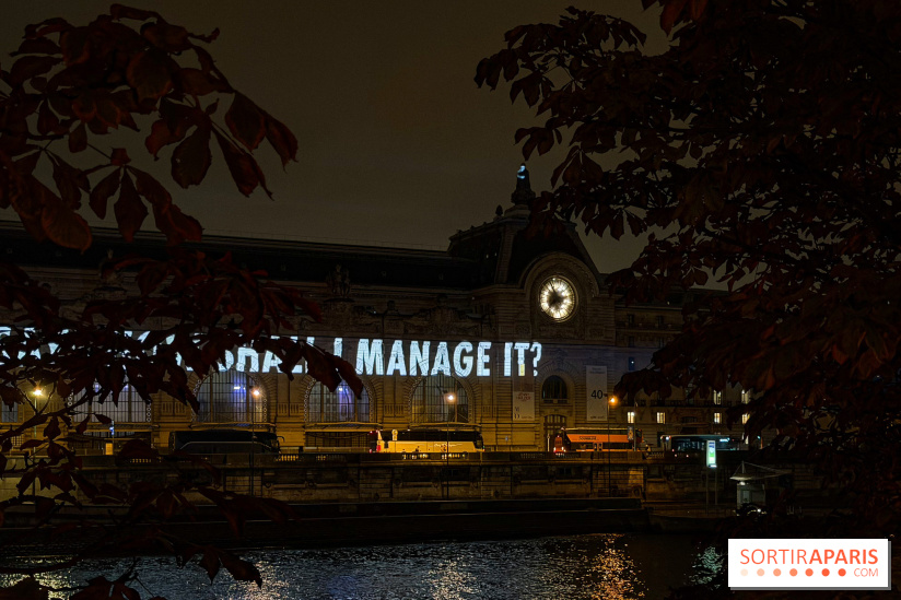 ÉCLAIRÉ par Jenny Holzer, projection lumineuse sur la façade du musée d'Orsay
