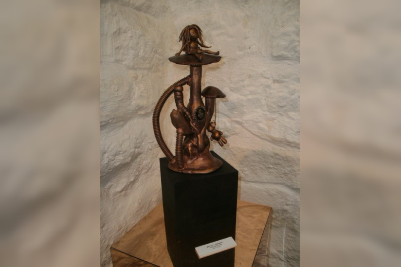 oh my gode! Miette ajoute encore une fois sa petite touche en superposant son petit personnage fétiche sur le haut de sa sculpture