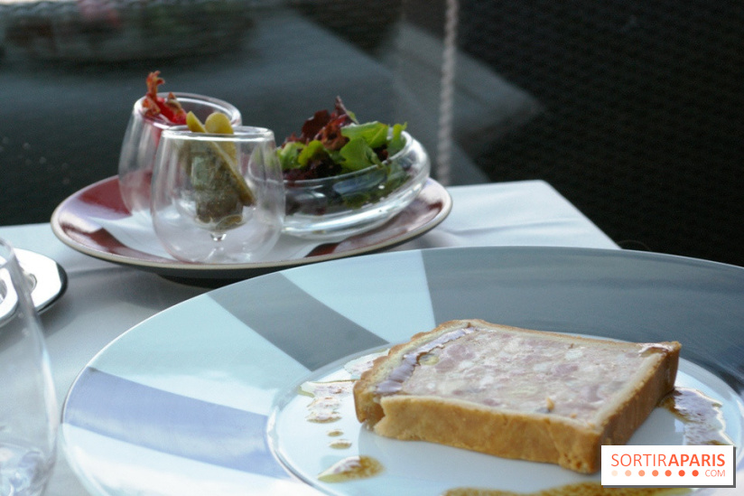 Pâté en croute de volaille pistachée, toats de pain de campagne, pickles et condiments