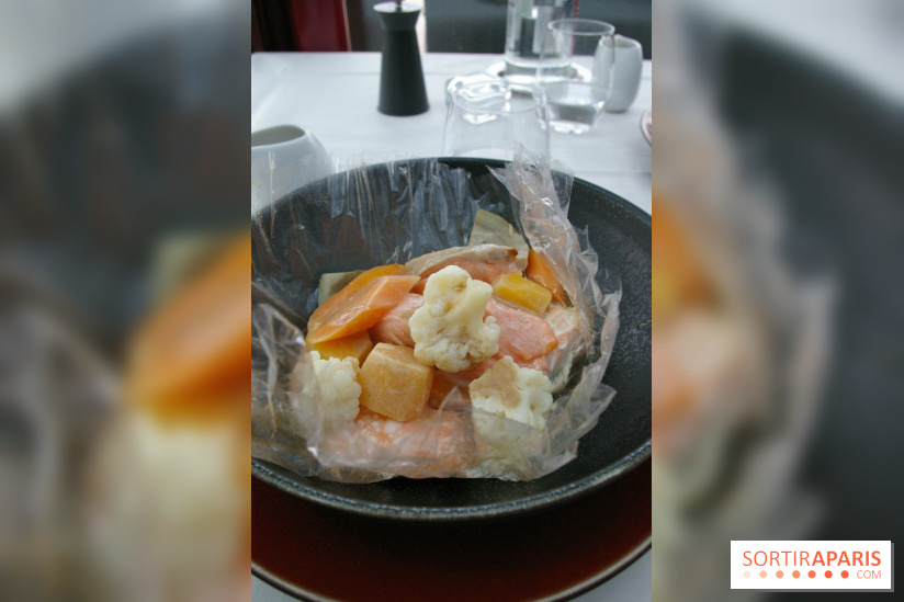 Goujonnettes de saumon en papillote, sauce amandes et parlinées